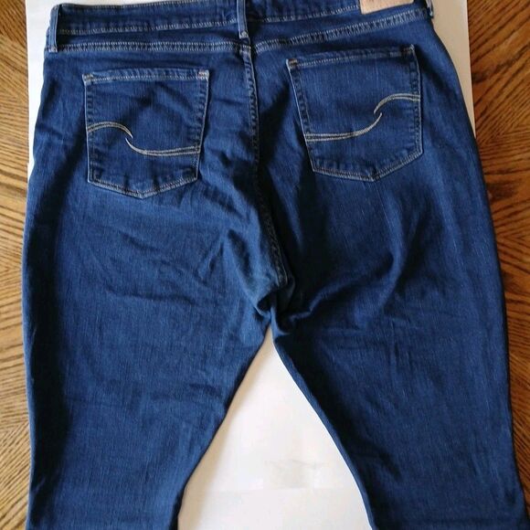 Signature Levi Strauss Gold Mid Rise Capri Dark Wash Cuffed Jeans Size 18 W34 - Picture 9 of 16